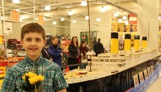 Cậu bé tự kỷ lắp mô hình tàu Titanic siêu lớn bằng Lego, rồi tự thay đổi cuộc đời mình