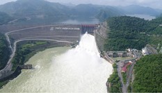 Thuỷ điện Hoà Bình đóng bớt 1 cửa xả lũ