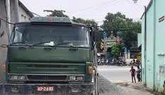Xe tải gắn biển số giả quân đội, đổ đá xuống đường ngăn CSGT