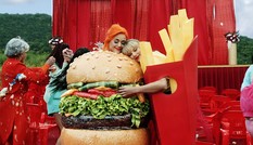 Katy Perry cảm ơn món quà Taylor Swift tặng cho con gái, kêu gọi fan stream “folklore“