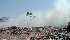 Cận cảnh bãi rác khổng lồ, hôi thối bị đốt cháy nghi ngút ngoại thành Hà Nội