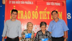 Báo Tiền Phong tặng sổ tiết kiệm cho hai hoàn cảnh khó khăn tại TPHCM