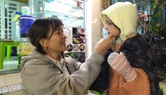 Người Sài Gòn khoác áo mưa, quấn khăn... chống lạnh buổi sáng