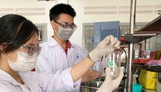 Thầy trò Đại học Bách khoa TPHCM chế tạo nước rửa tay phòng dịch corona