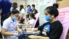 Ngày nghỉ cuối tuần, bạn trẻ Sài Gòn chia sẻ giọt máu trong dịch nCoV