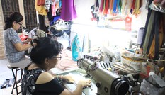 Người Sài Gòn tỉ mẩn may khẩu trang tặng người đi đường, học sinh đến trường