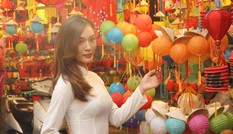 Phố lồng đèn đông đúc bạn trẻ vui hội Trung thu sớm