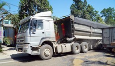 Xe tải 'băm nát' đường trên tuyến Tản Lĩnh - Yên Bài
