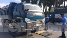 Tóm gọn hàng loạt xe 'hổ vồ' quá tải trên đường mòn Hồ Chí Minh