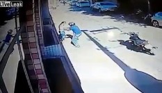 Tên cướp vứt xe máy bỏ chạy bạt mạng khi bị vây bắt