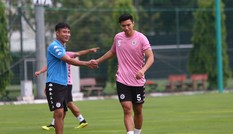 Văn Hậu như 'người khổng lồ' ở buổi tập của CLB Hà Nội