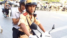 CSGT chở thí sinh chạy về lấy giấy tờ thi