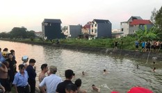 Bản tin 8H: Xe máy lao xuống kênh, hai cháu tử nạn, ông mất tích