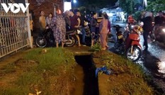 Bản tin 8H: Hai người trượt chân xuống mương nước, một mất tích