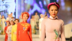 Thời trang kết hợp với ánh sáng 3D tại phố Nguyễn Huệ