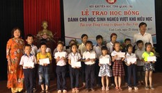 Quảng Trị: Tặng quà các gia đình bị thiệt hại do bão lũ