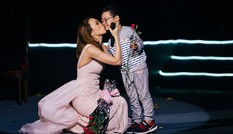 Mỹ Tâm hôn má fan nhí đáng yêu khi đang biểu diễn