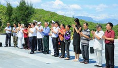 Thắp hương tri ân tại Khu tưởng niệm chiến sĩ Gạc Ma