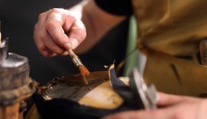 Kết đắng cho anh đánh giày nhịn ăn, mua túi xách 20 triệu tặng bạn gái