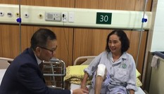Hơn 50 bệnh nhân đi lại bình thường nhờ được rô bốt phẫu thuật khớp gối