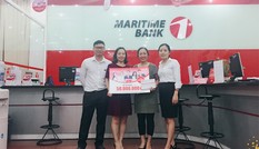 Khách hàng đầu tiên may mắn nhận sổ tiết kiệm 50 triệu đồng từ Maritime Bank