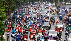 Đường Hà Nội ùn tắc trong mưa vào sáng đầu tuần