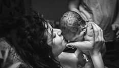 Khoảnh khắc hạnh phúc vỡ òa khi người mẹ ôm con vừa chào đời