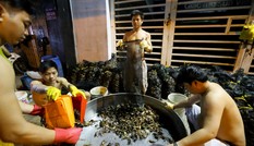 Chợ cua đồng hoạt động lúc nửa đêm trên vỉa hè Sài Gòn