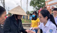 Học trò 'trường huyện' sản xuất nước sát khuẩn phát miễn phí cho dân