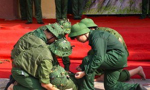 Học sinh đóng vai người chiến sĩ tái ngắt hiện tại thành công Điện Biên Phủ