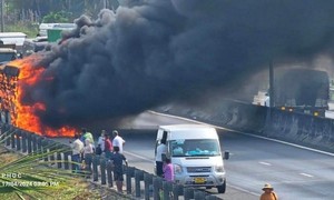 Xe khách hàng cháy ngùn ngụt bên trên đường cao tốc TP HCM -Trung Lương