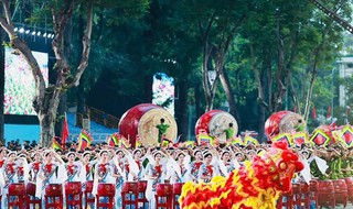 Gặp gen Z đánh trống sấm, múa cờ đại dịp đại lễ mừng non sông