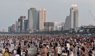 Đông nghịt người tắm biển Đà Nẵng