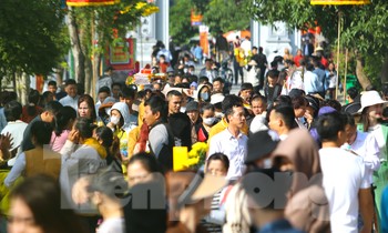 Đông nghịt người về dự Lễ hội Đền Ông Hoàng Mười