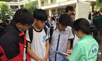 Học sinh lớp 12 tìm hiểu về trường ĐH Công nghiệp Thực phẩm TP. HCM tại Ngày hội tuyển sinh, hồi tháng 3/2021.
