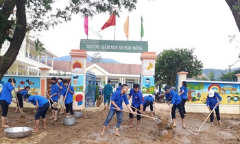 Bão đi qua, sinh viên hối hả dọn dẹp để trở lại giảng đường