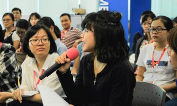 Bạn trẻ học tiêu dùng tin tức thông minh