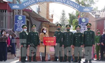 Thầy cô giáo, học sinh và đồng bào các dân tộc thiểu số ở biên giới nhận quà hỗ trợ của các lực lượng công tác tại cửa khẩu Chi Ma. Ảnh: Duy Chiến