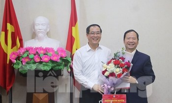 Lãnh đạo tỉnh tặng hoa chúc mừng ông Nguyễn Đặng Ân (bìa phải) .Ảnh: Duy Chiến
