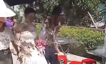 Cô dâu, chú rể bị tạt chất bẩn trong ngày cưới
