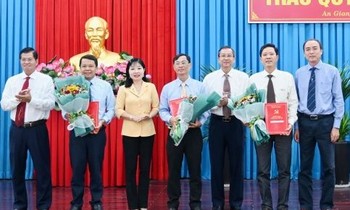 Ban Thường vụ Tỉnh ủy An Giang trao quyết định về công tác cán bộ