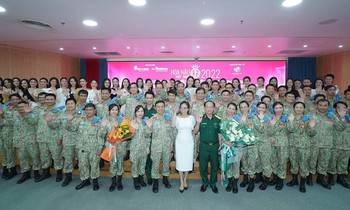 Thí sinh 'Hoa hậu Việt Nam 2022' nghe những trải lòng của chiến sĩ mũ nồi xanh