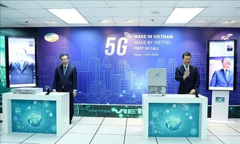 Bộ trưởng Bộ TT - TT Nguyễn Mạnh Hùng và Bộ trưởng Bộ KH - CN Chu Ngọc Anh thực hiện cuộc gọi video đầu tiên sử dụng đường truyền dẫn dữ liệu kết nối 5G do Viettel nghiên cứu và sản xuất, tháng 1/2020. Ảnh: TTXVN phát