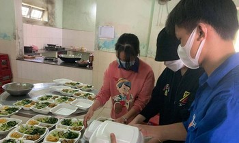 Màu áo xanh hỗ trợ khu cách ly
