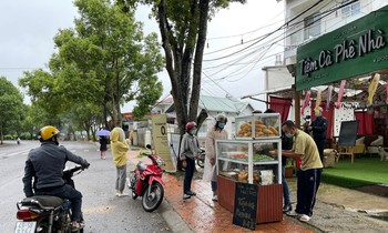 “Tủ bánh mì 0 đồng” ấm áp tình thương tại Đà Lạt của cặp đôi 9X
