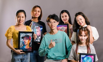 Chàng hotboy với biệt tài vẽ tranh bằng nhiều chất liệu khác nhau
