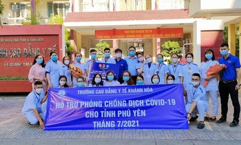 Sinh viên trường CĐ Y tế Khánh Hoà đến Phú Yên chống dịch