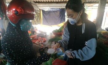 Bạn trẻ thu gom giấy vụn lấy quỹ chống dịch