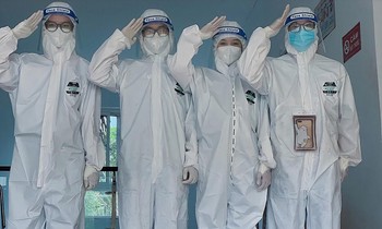 Tạm gác giấc mơ du học, tham gia chống dịch tuyến đầu