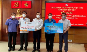 Tặng quà cho người lao động khó khăn tại TP. Thủ Đức